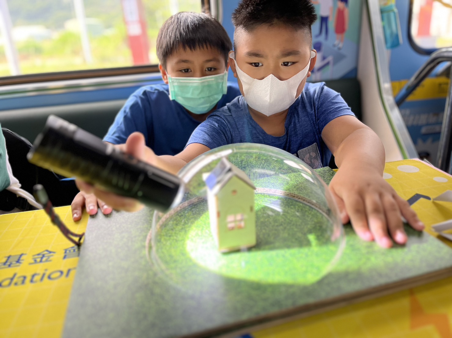 AGGAME參與基礎科學主題車廂，以STEAM教學精神，設計「逐日科學家」、「太陽能工程師」以及「淨零建築師」三大能源科普課程和實驗